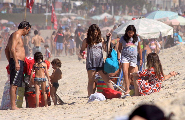 Cláudia Abreu aproveita praia com o marido e os filhos, no Rio
