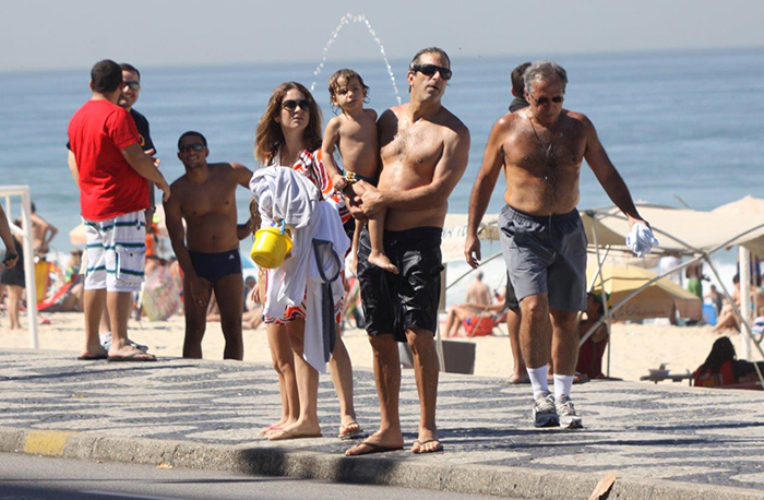 Cláudia Abreu aproveita praia com o marido e os filhos, no Rio