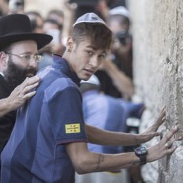 Neymar usa quipá e visita o Muro das Lamentações