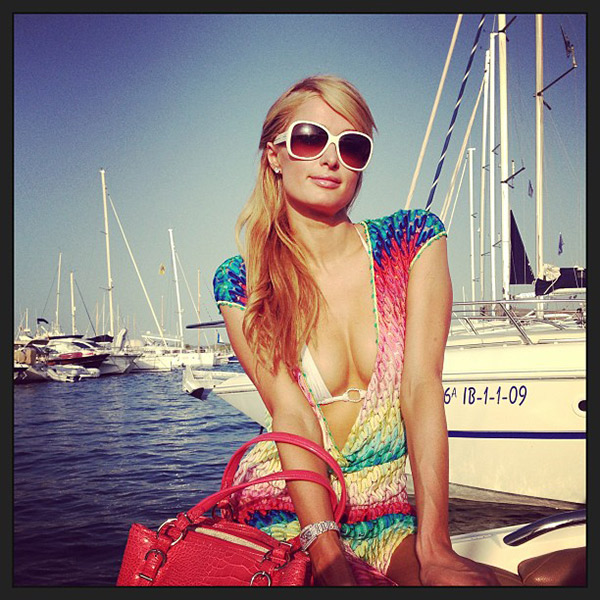 Paris Hilton curte o sol de Ibiza