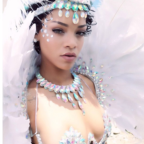 Rihanna posta fotos ousadas usando fantasia