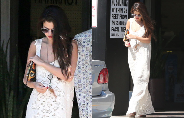 Selena Gomez vai ao médico de vestido de renda longo