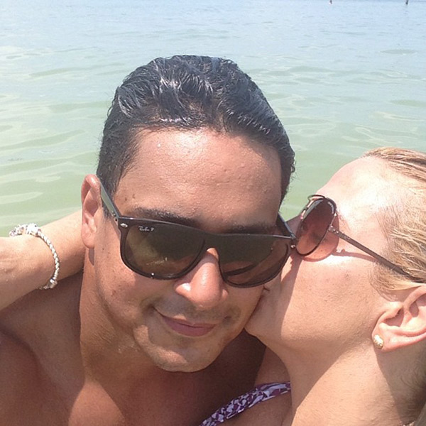Após desabafo, Xanddy posta fotos românticas com Carla Perez