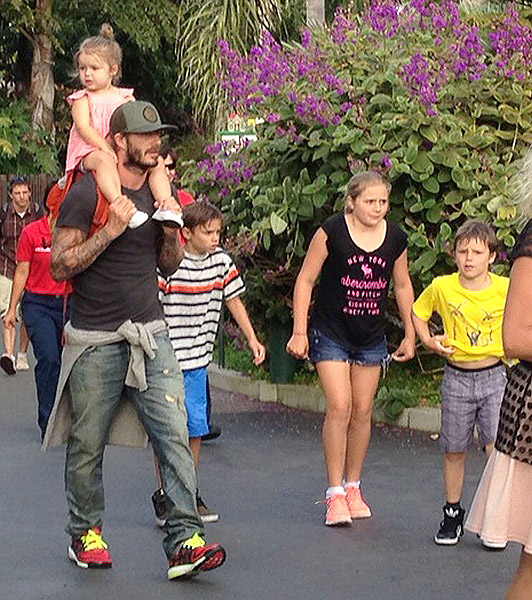 David Beckham se diverte na Legoland com três de seus filhos