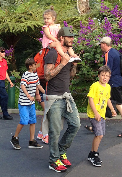 David Beckham se diverte na Legoland com três de seus filhos