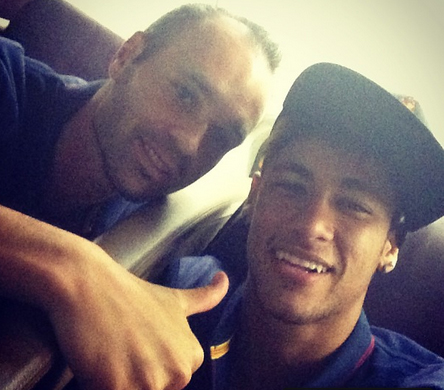 Neymar mostra entrosamento com Iniesta