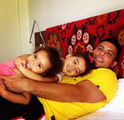 Bia Antony homenageia Ronaldo, pai de suas filhas