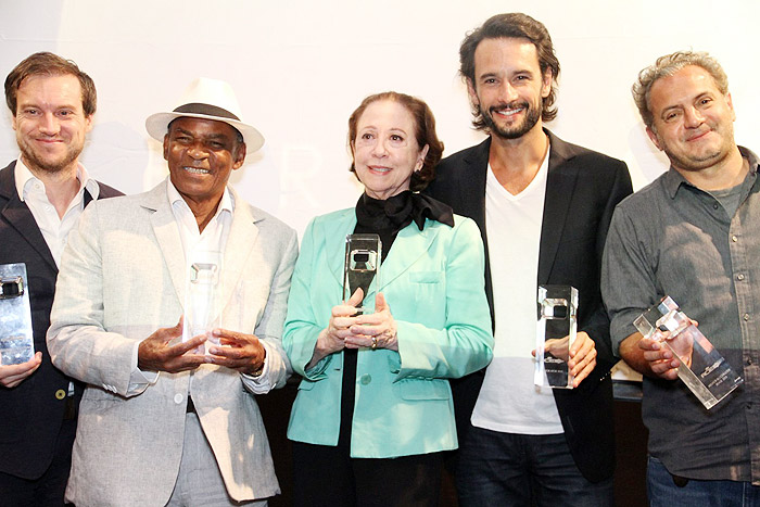 Os premiados da noite, incluindo Antônio Pitanga, Fernanda Montenegro e Rodrigo Santoro