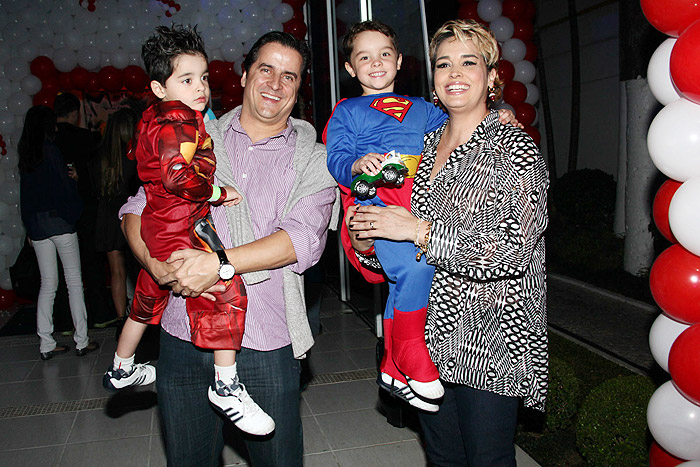 Fernando Vieira e Suzy Rêgo e os filhos, Marco e Máximo