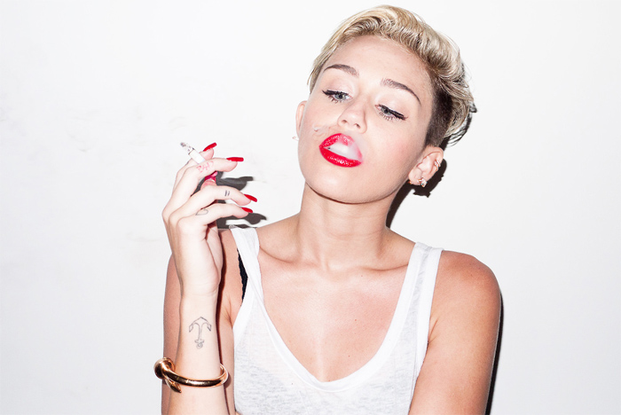 Miley Cyrus aparece fumando um cigarro em novo ensaio fotográfico