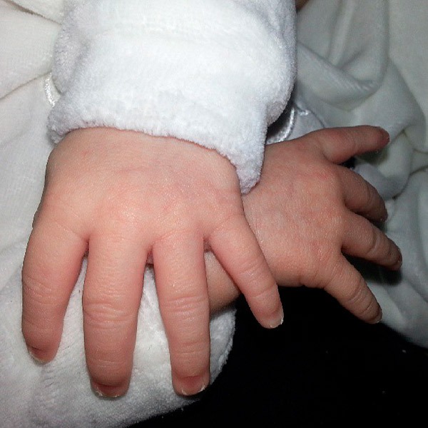 Priscila Pires mostra as mãos de seu caçula, Pietro, no Instagram