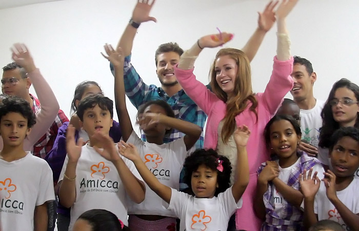 Marina Ruy Barbosa chora em encontro com crianças portadoras de câncer