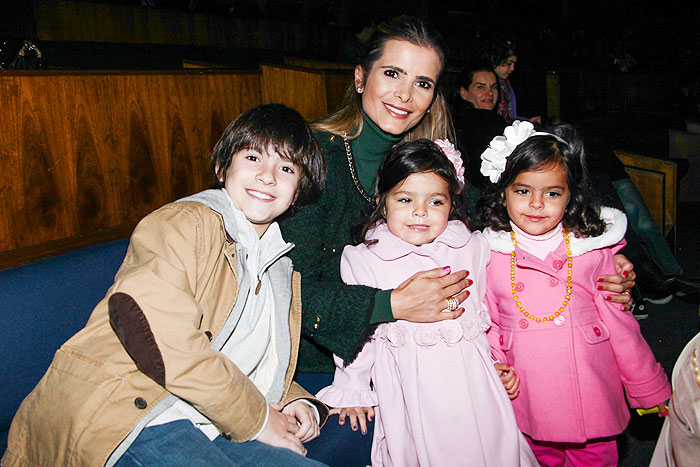 Filhas de Luciano, Helena e Isabella curtem musical com a mãe, Flávia