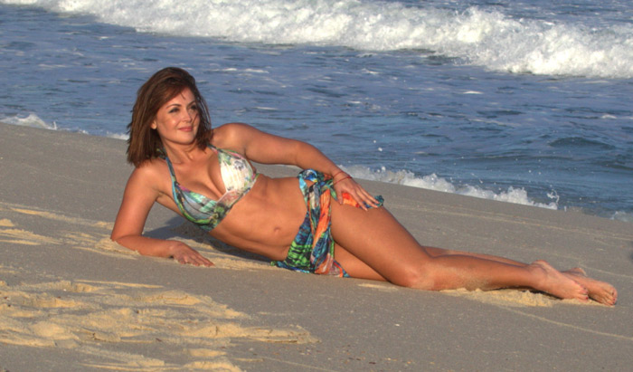 Gabriela Spanic, de A Usurpadora, exibe curvas perfeitas em praia