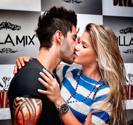 Gusttavo Lima sapeca beijaço na amada e se declara