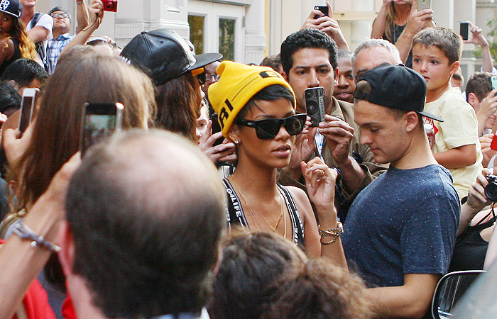 Presença de Rihanna provoca tumulto em loja de Nova York