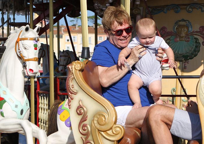 Elton John curte o Sul da França com o marido e os filhos