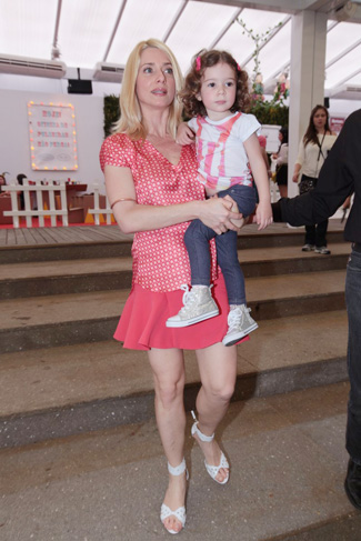 Letícia Spiller desfila com a filha em evento de moda infantil