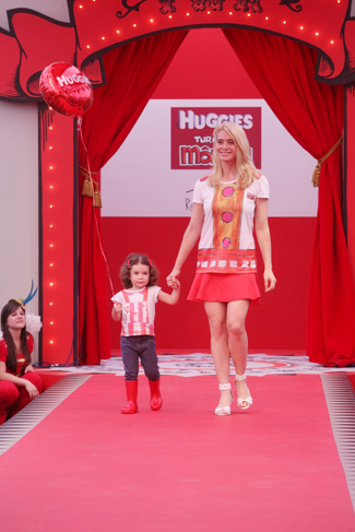 Letícia Spiller desfila com a filha em evento de moda infantil