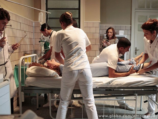 Amor à Vida: Paloma leva choques na clínica e desmaia