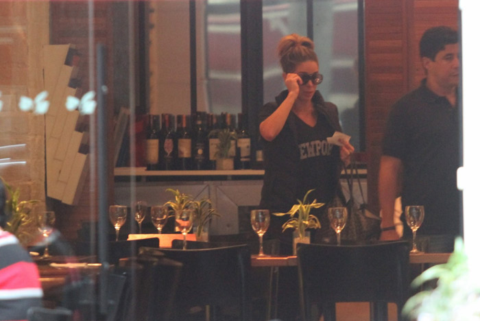 Danielle Winits almoça com amigo em restaurante, no Rio