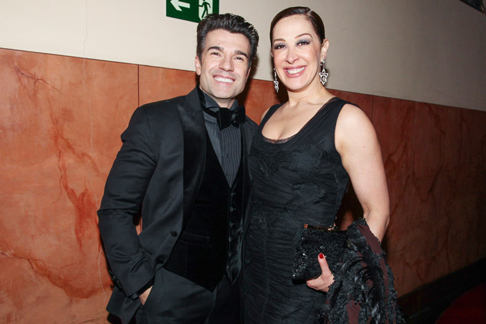 Cláudia Raia e o namorado prestigiam Prêmio Bibi Ferreira