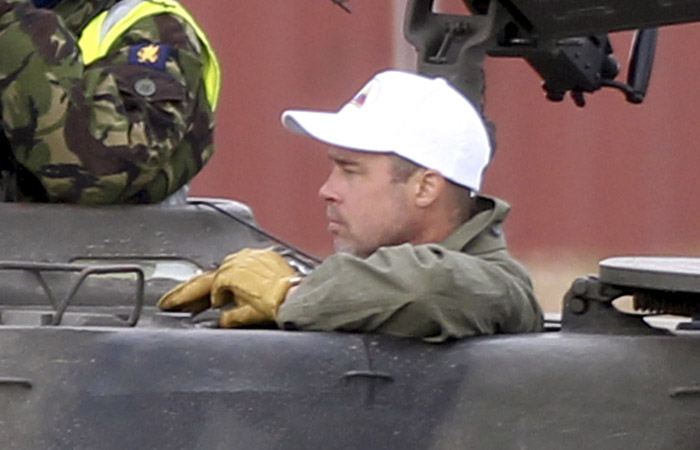 Brad Pitt corta os longos cabelos para interpretar soldado americano