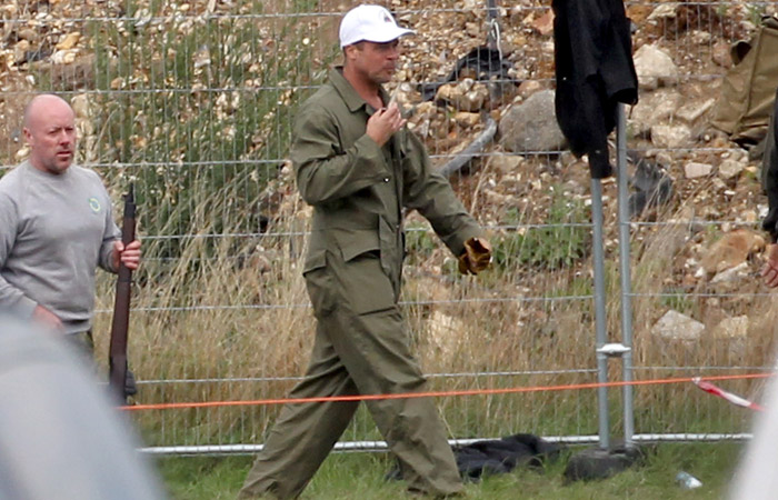 Brad Pitt corta os longos cabelos para interpretar soldado americano