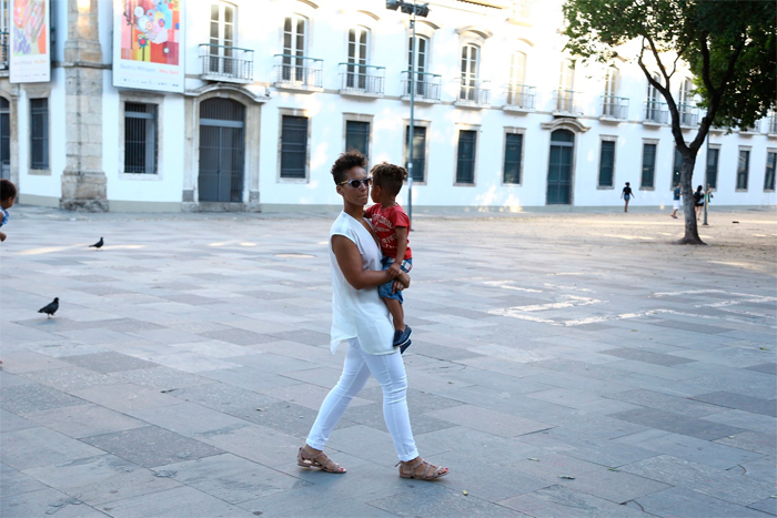 Alicia Keys e o filho assistem apresentação de capoeira, no Rio