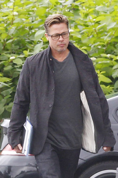 Brad Pitt exibe seu novo corte de cabelo, em set de filmagem