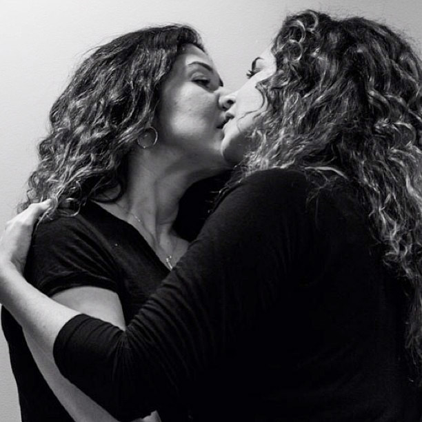 Daniela Mercury beija a mulher em apoio às jovens presas durante culto de Feliciano