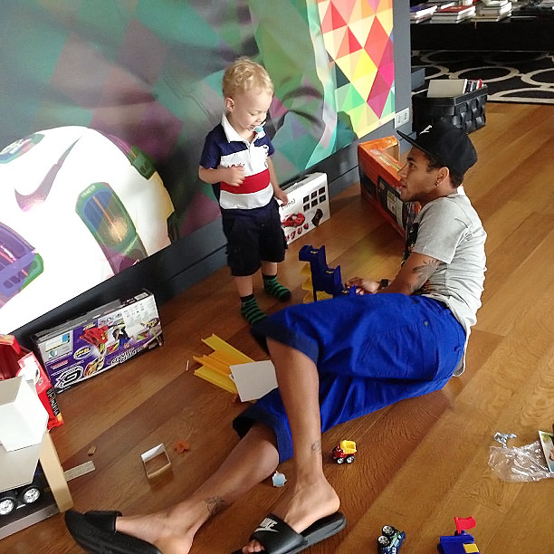 Filho de Neymar visita o papai em Barcelona