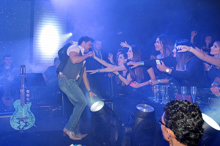 Zezé Di Camargo se empolga com fãs e leva tombo no palco