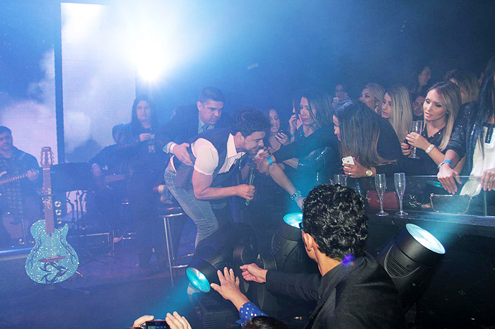 Zezé Di Camargo se empolga com fãs e leva tombo no palco