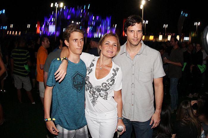 Adriana Esteves com o filho e Vladmir Brichta