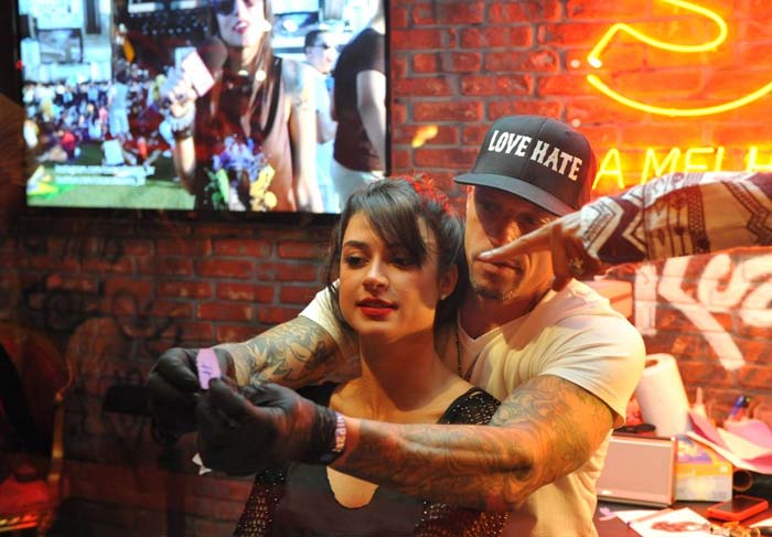 Rock in Rio 2013: Thaila Ayala faz tatuagem durante o festival