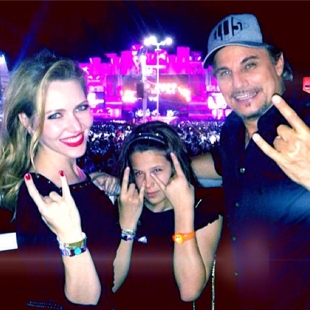 Edson Celulari curte Rock in Rio com namorada e a filha
