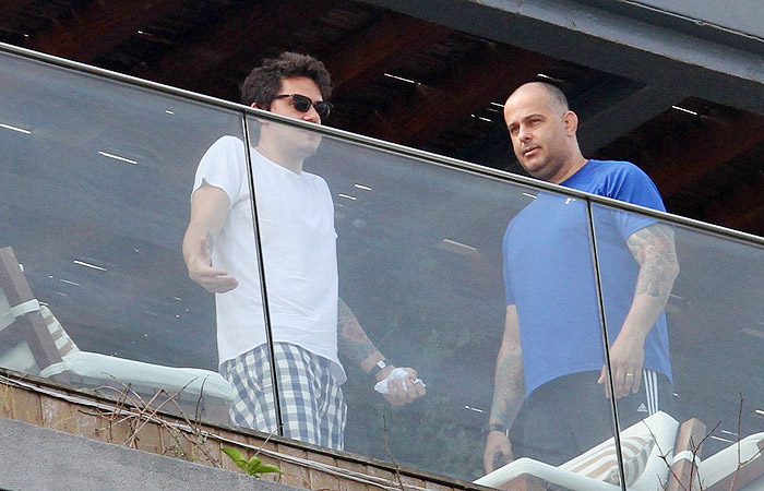 John Mayer dormiu até tarde e só apareceu depois do almoço na sacada do hotel