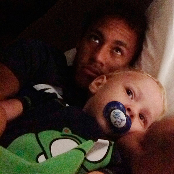 Neymar Jr. posta foto na cama com o filho, Davi Lucca: “Buenas noches”