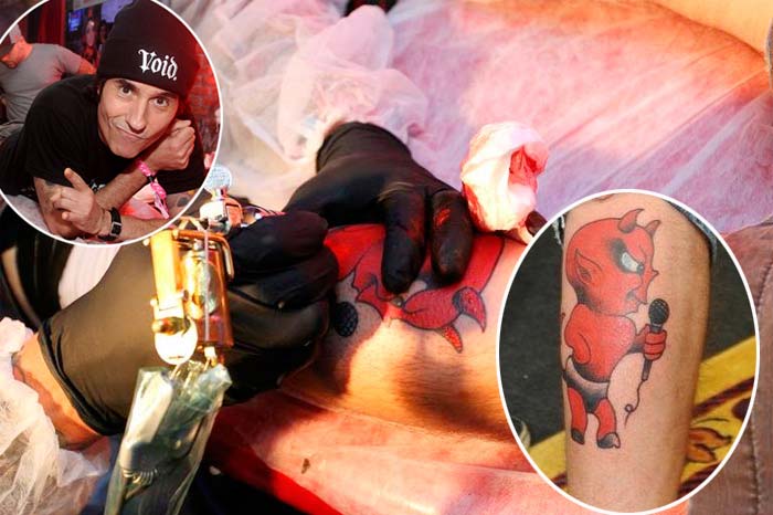 Fã de tatuagem, Dinho Ouro Preto tatuou um diabinho vermelho na panturrilha direita