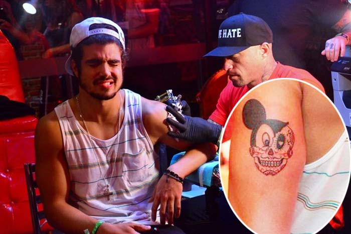Caio Castro escolheu desenho inusitado para tatuagem: uma mistura de Mickey com caveira mexicana