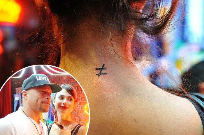 Discretíssima, Thaila Ayala tatuou o símbolo da diferença na nuca, em camarote do festival de rock, no Rio de Janeiro