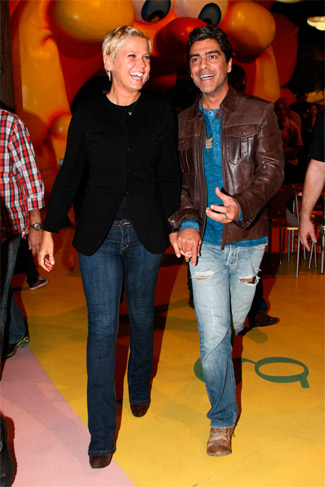 Xuxa leva o namorado, Junno Andrade, para celebrar 10 anos de seu Parque