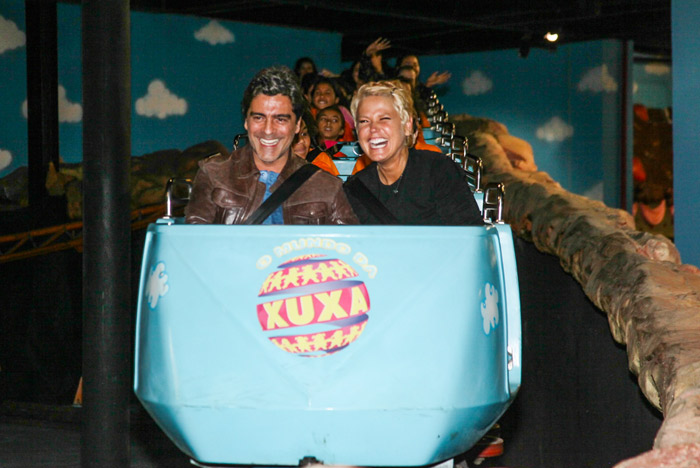 Xuxa e Junno Andrade se divertem em atração do Mundo da Xuxa, em SP