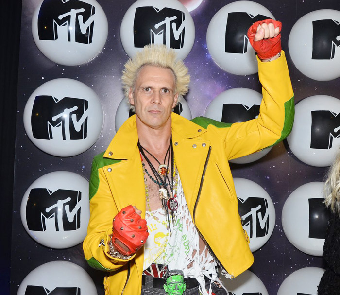 Com jaqueta patriota, Supla também celebrou a nova MTV