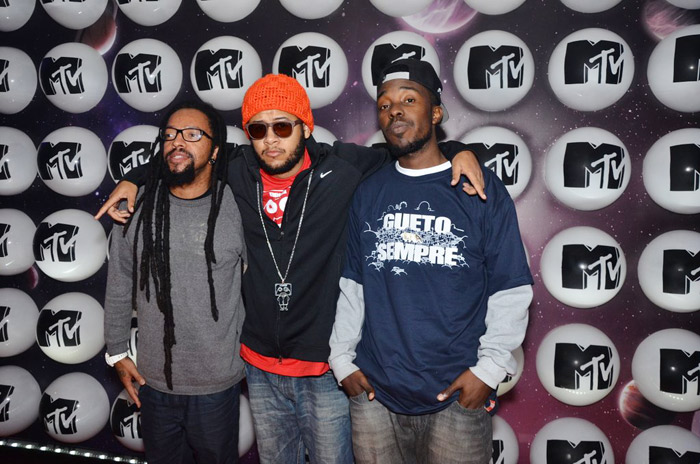 O rapper Emicida acompanhado por outros músicos na festa da nova fase da MTV