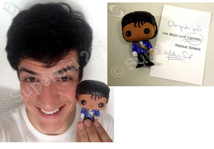 Mateus Solano doa boneco do Michael Jackson a leilão beneficente