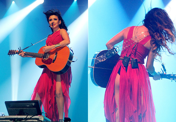 Paula Fernandes faz show com vestido ousado