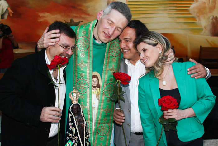 Padre Marcelo Rossi também se emocionou com os familiares da apresentadora