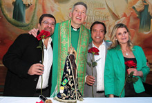Com flor nas mãos, familiares de Hebe Camargo e o Padre Marcelo Rossi, em missa em homenagem a apresentadora